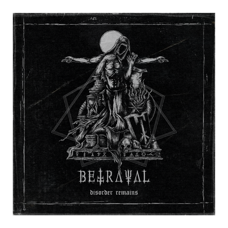 Das Album Cover zu Betrayal - Disorder Remains, das eine Statur auf dunklem Hintergrund zeigt, um die verschiedene Objekte wie ein Schild, Totenköpfe, eine Schlange, eine Fackel, eine Schriftrolle, eine Sanduhr, einen Strick und eine Mauer zeigt.